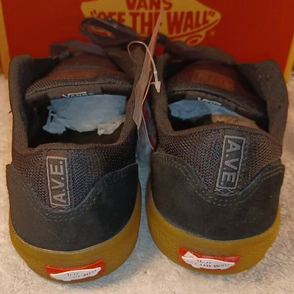 Vans Men's 6.5/Women's 8 AVE Pro Black/Gum (with extra laces) VN0A5HENB9M